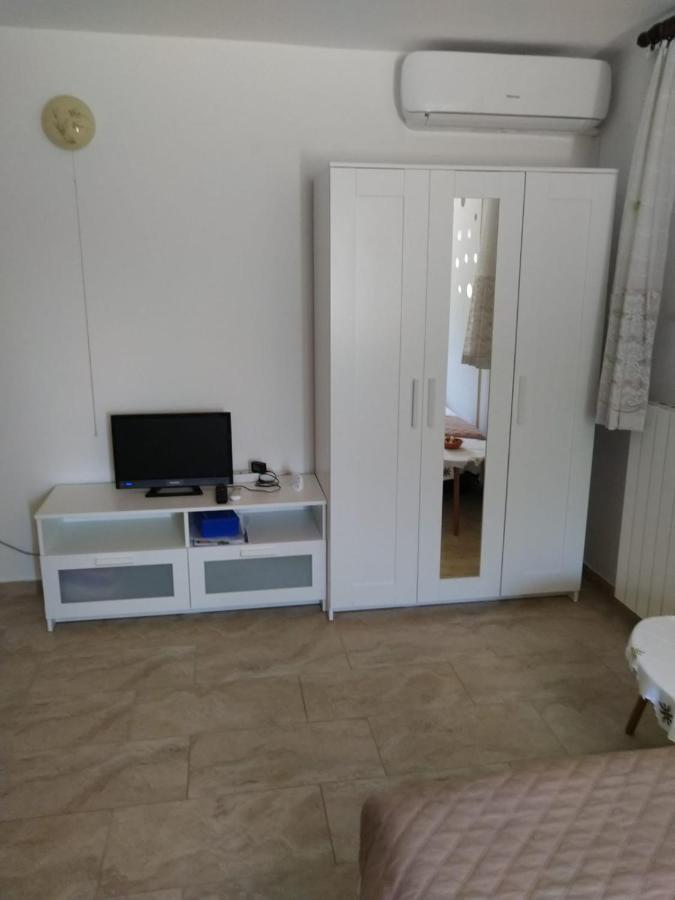 Anita Studio 3 *